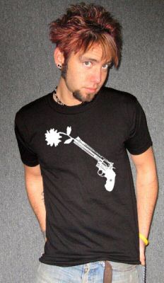 PISTOL DAISY flower gun peace love harmony retro SHIRT